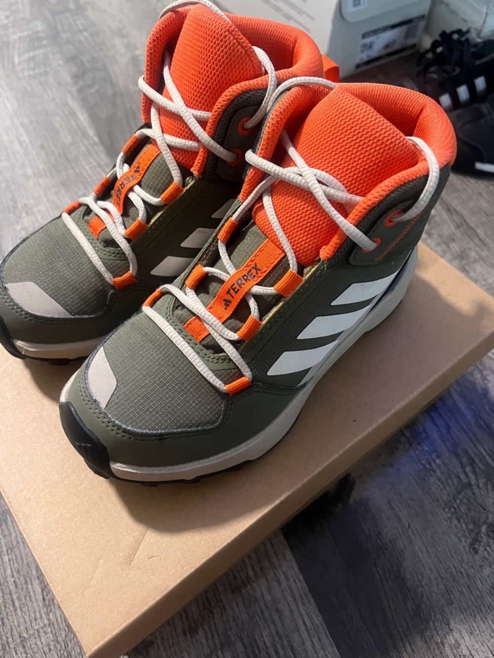 Adidas Terrex Kids Mid-Top Sneakers in Olive Green & Orange girl or boy size 1